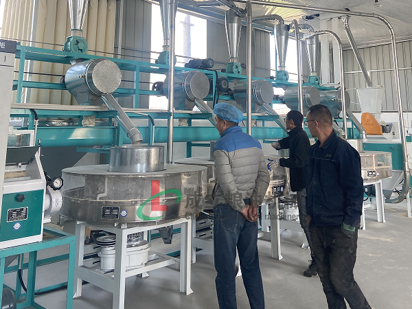 鶴壁客戶(hù)訂購(gòu)4+2組石磨面粉機(jī)，運(yùn)行良好